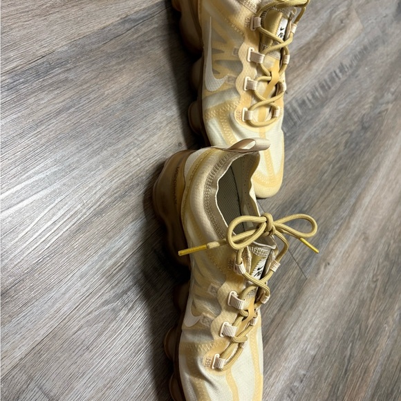 Great condition Nike vapormax lite beige / bronze gold color  women’s size 8 - Picture 3 of 9